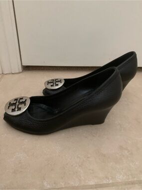 Tory Burch Sally Black Pebbled Leather Wedge Pumps Size 5.5